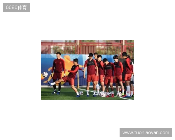 日本队全员集合备战麒麟挑战杯,前田大然“泡面头”抢眼 日本队全员集合备战麒麟挑战杯,前田大然“泡面头”抢眼