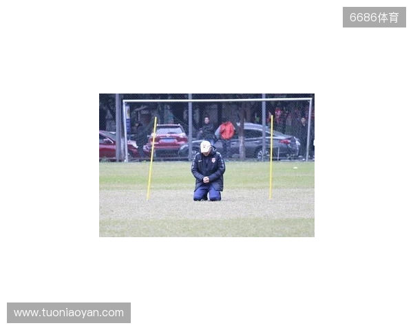 帽子上用中文写着努力、忍耐、牺牲，张外龙：是我作为教练的哲学