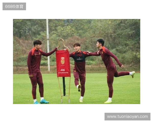 邵佳一探班U22国足重逢老友 9人归来鲁沪新星伤退 邵佳一探班U22国足重逢老友 9人归来鲁沪新星伤退