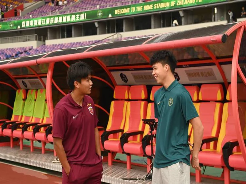 哥俩好！王钰栋评论蒯纪闻社媒 真帅兄弟；后者回复 你不在太孤单